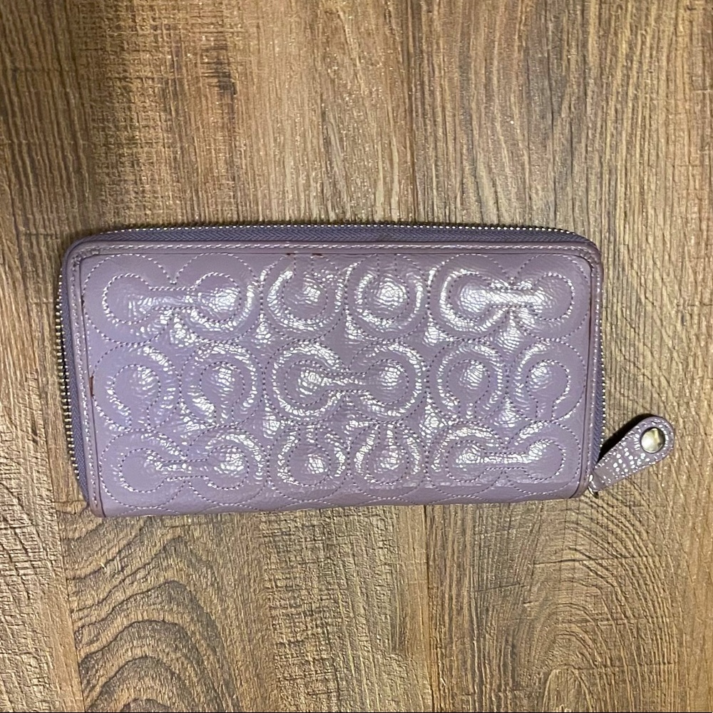 Coach purple lavender patent leather zip wallet 💜🦄